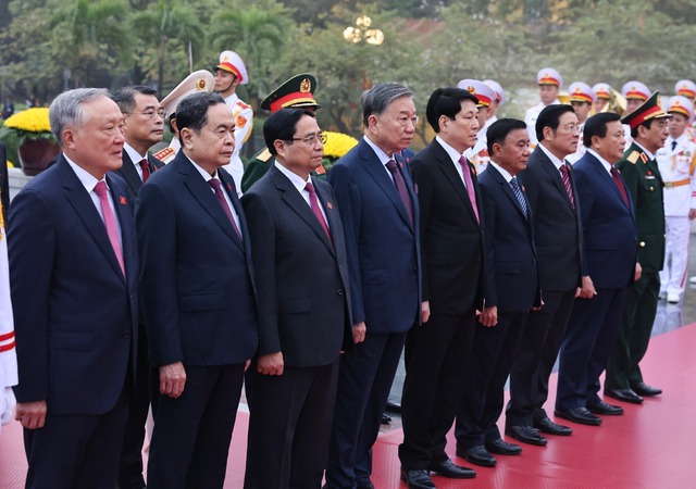 Đại biểu dự Đại hội XIV vào Lăng viếng Chủ tịch Hồ Chí Minh, đặt hoa tại Đài tưởng niệm các Anh hùng liệt sĩ - Ảnh 9.