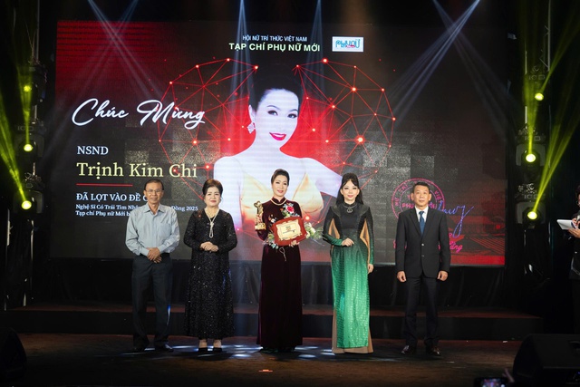 Tiến sĩ- NTK Quỳnh Paris trao giải “Nghệ sĩ có trái tim nhân ái vì cộng đồng 2025” - Ảnh 1.