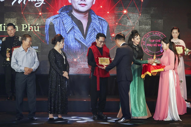 Bộ Văn hóa, Thể thao và Du lịch trao giải cộng đồng cho NTK – giảng viên Lê Minh Phú - Ảnh 2.