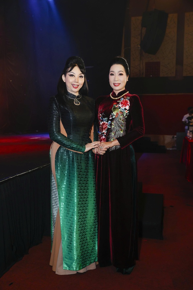 Tiến sĩ- NTK Quỳnh Paris trao giải “Nghệ sĩ có trái tim nhân ái vì cộng đồng 2025” - Ảnh 3.