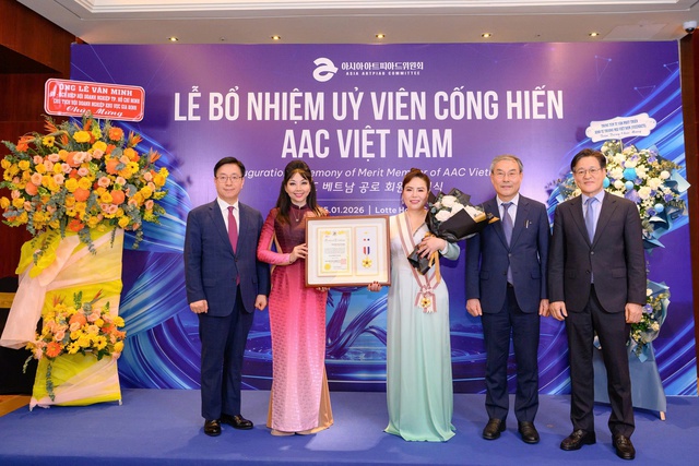 Tiến sĩ- NTK Quỳnh Paris trao giải “Nghệ sĩ có trái tim nhân ái vì cộng đồng 2025” - Ảnh 5.