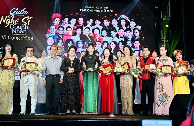 Hoa hậu Dạ Minh Châu xúc động đạt giải thưởng Nghệ sĩ vì cộng đồng 2025. - Ảnh 3.