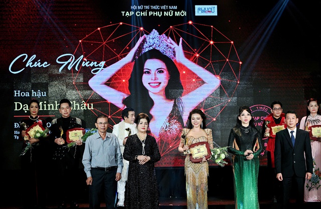 Hoa hậu Dạ Minh Châu xúc động đạt giải thưởng Nghệ sĩ vì cộng đồng 2025. - Ảnh 4.