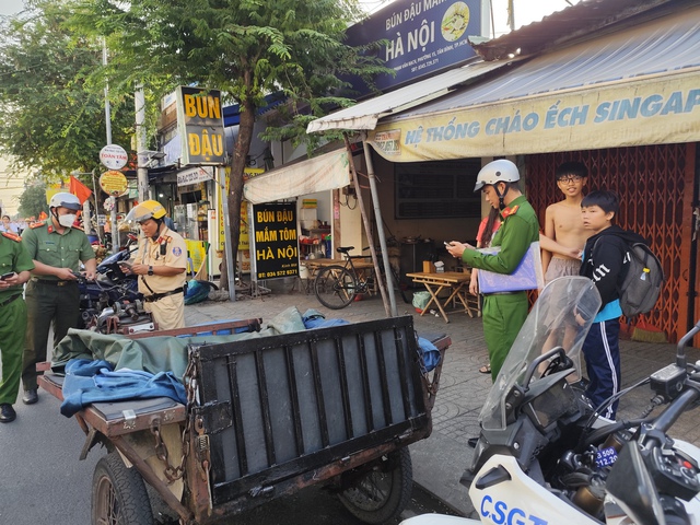 Lập lại trật tự l&ograve;ng đường, vỉa h&egrave; ở đường Phạm Văn Bạch, T&acirc;y Thạnh - Ảnh 2.