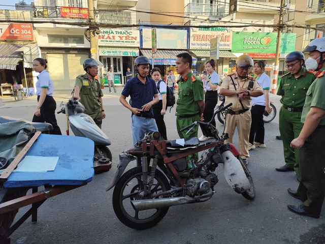 Lập lại trật tự l&ograve;ng đường, vỉa h&egrave; ở đường Phạm Văn Bạch, T&acirc;y Thạnh - Ảnh 1.