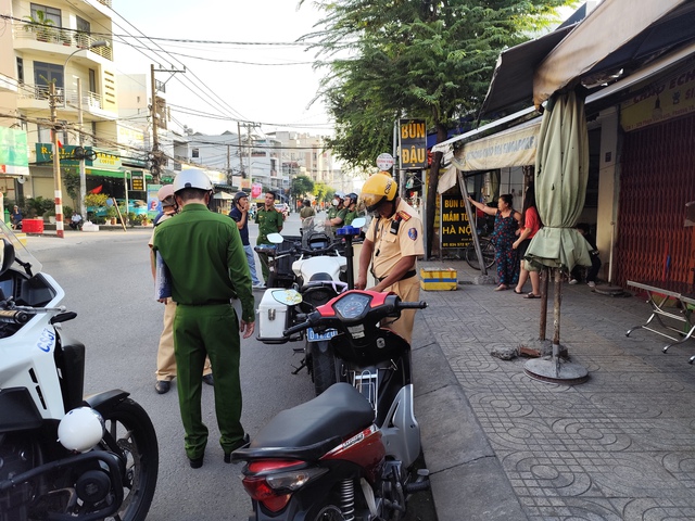 Lập lại trật tự l&ograve;ng đường, vỉa h&egrave; ở đường Phạm Văn Bạch, T&acirc;y Thạnh - Ảnh 3.