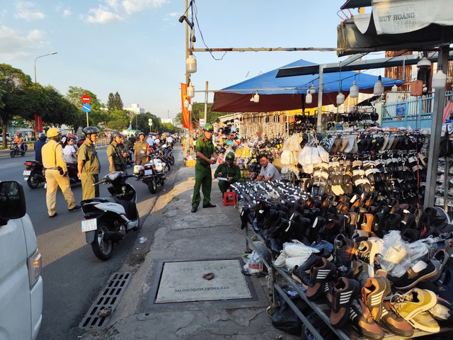 Lập lại trật tự l&ograve;ng đường, vỉa h&egrave; ở đường Phạm Văn Bạch, T&acirc;y Thạnh - Ảnh 4.