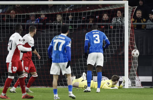 CĐV Bỉ tấn công cảnh sát, RC Genk thắng chủ nhà Utrecht ở Europa League - Ảnh 4.