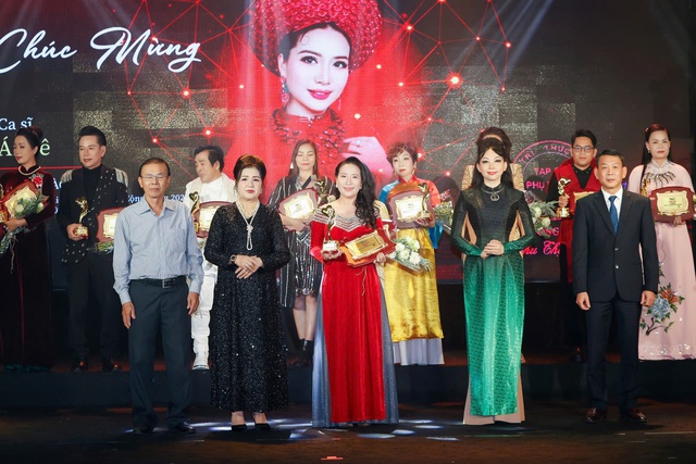 Ca sĩ Ái Lê nhận giải thưởng "Nghệ sĩ có trái tim nhân ái vì cộng đồng" năm 2025 - Ảnh 1.