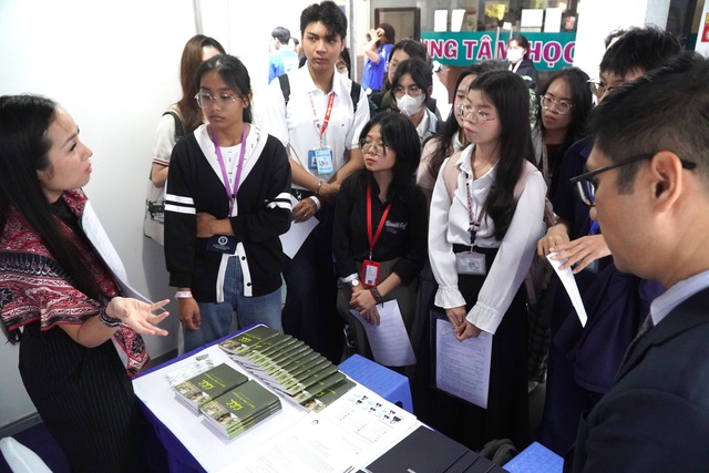 Vừa tốt nghiệp, sinh viên trường nào có mức thu nhập cao nhất? - Ảnh 2.