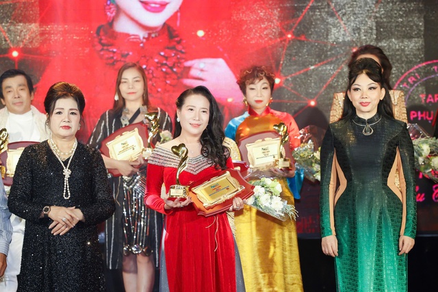 Ca sĩ Ái Lê nhận giải thưởng "Nghệ sĩ có trái tim nhân ái vì cộng đồng" năm 2025 - Ảnh 2.