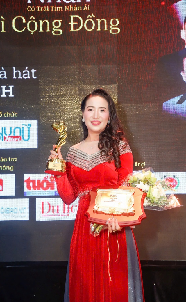Ca sĩ Ái Lê nhận giải thưởng "Nghệ sĩ có trái tim nhân ái vì cộng đồng" năm 2025 - Ảnh 3.