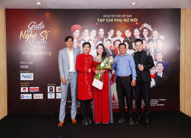 Ca sĩ Ái Lê nhận giải thưởng "Nghệ sĩ có trái tim nhân ái vì cộng đồng" năm 2025 - Ảnh 4.