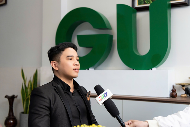 Gu Vietnam ký kết hợp tác đào tạo tiếng Anh cho siêu mẫu Vũ Linh - Ảnh 2.