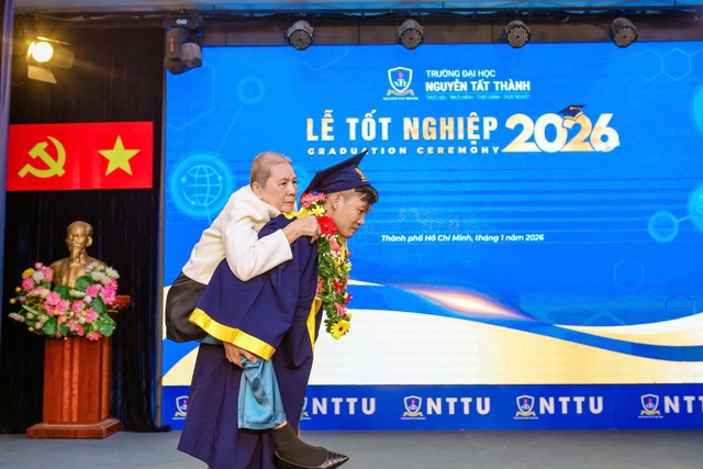 X&uacute;c động khoảnh khắc t&acirc;n khoa c&otilde;ng mẹ l&ecirc;n s&acirc;n khấu nhận bằng tốt nghiệp  - Ảnh 1.