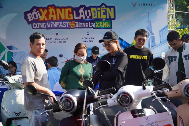 Người dùng TP HCM hào hứng trải nghiệm, quyết định lên đời xe điện VinFast ngay trong ngày - Ảnh 1. Người dùng TP HCM hào hứng trải nghiệm, quyết định lên đời xe điện VinFast ngay trong ngày - Ảnh 1.