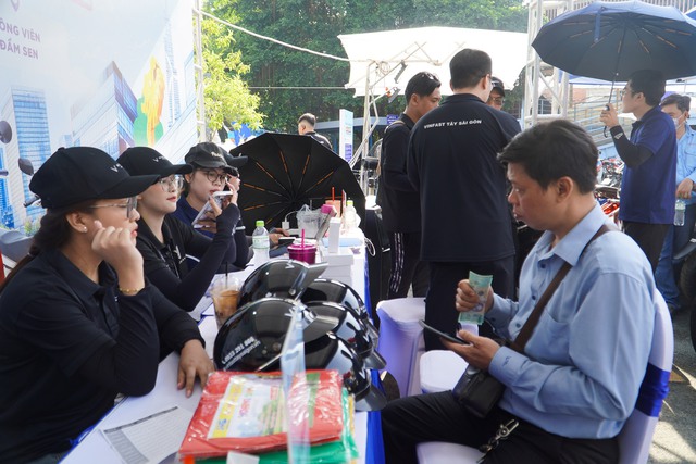 Người dùng TP HCM hào hứng trải nghiệm, quyết định lên đời xe điện VinFast ngay trong ngày - Ảnh 5. Người dùng TP HCM hào hứng trải nghiệm, quyết định lên đời xe điện VinFast ngay trong ngày - Ảnh 5.