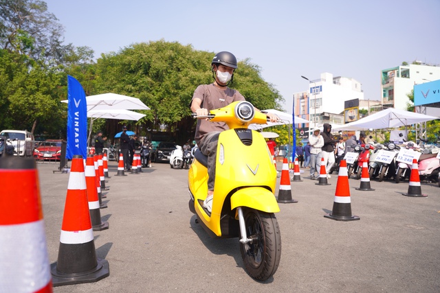 Người dùng TP HCM hào hứng trải nghiệm, quyết định lên đời xe điện VinFast ngay trong ngày - Ảnh 6. Người dùng TP HCM hào hứng trải nghiệm, quyết định lên đời xe điện VinFast ngay trong ngày - Ảnh 6.