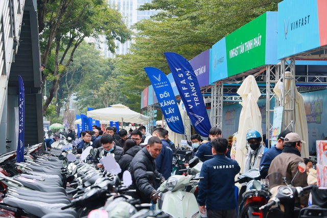Chuỗi sự kiện Đổi xăng lấy điện: Người dân thủ đô xếp hàng “chốt đơn” xe máy điện VinFast liên tục - Ảnh 1. Chuỗi sự kiện Đổi xăng lấy điện: Người dân thủ đô xếp hàng “chốt đơn” xe máy điện VinFast liên tục - Ảnh 1.