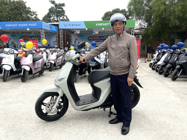 Chuỗi sự kiện Đổi xăng lấy điện: Người dân thủ đô xếp hàng “chốt đơn” xe máy điện VinFast liên tục - Ảnh 2. Chuỗi sự kiện Đổi xăng lấy điện: Người dân thủ đô xếp hàng “chốt đơn” xe máy điện VinFast liên tục - Ảnh 2.