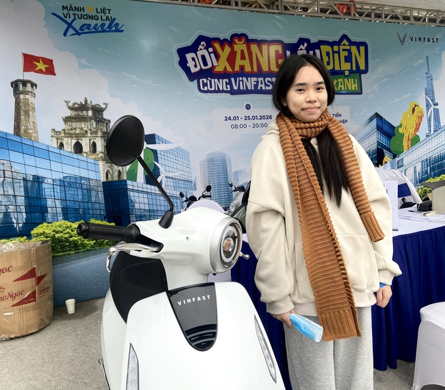 Chuỗi sự kiện Đổi xăng lấy điện: Người dân thủ đô xếp hàng “chốt đơn” xe máy điện VinFast liên tục - Ảnh 3. Chuỗi sự kiện Đổi xăng lấy điện: Người dân thủ đô xếp hàng “chốt đơn” xe máy điện VinFast liên tục - Ảnh 3.