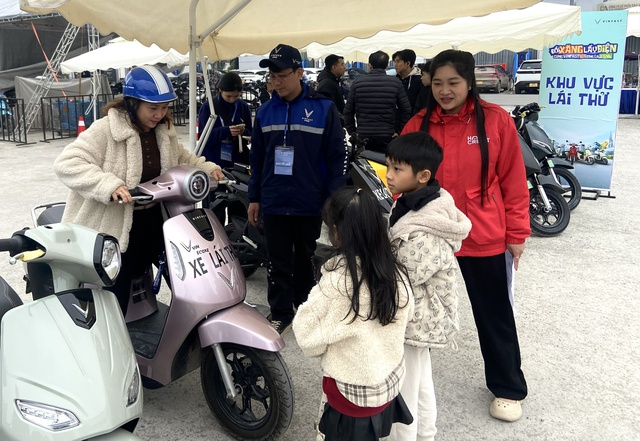 Chuỗi sự kiện Đổi xăng lấy điện: Người dân thủ đô xếp hàng “chốt đơn” xe máy điện VinFast liên tục - Ảnh 4. Chuỗi sự kiện Đổi xăng lấy điện: Người dân thủ đô xếp hàng “chốt đơn” xe máy điện VinFast liên tục - Ảnh 4.