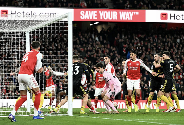 Arsenal thua sốc Man United sân nhà, Ngoại hạng Anh sôi sục - Ảnh 6.