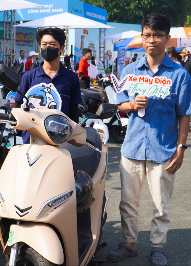 Người dùng TP HCM hào hứng trải nghiệm, quyết định lên đời xe điện VinFast ngay trong ngày - Ảnh 2. Người dùng TP HCM hào hứng trải nghiệm, quyết định lên đời xe điện VinFast ngay trong ngày - Ảnh 2.