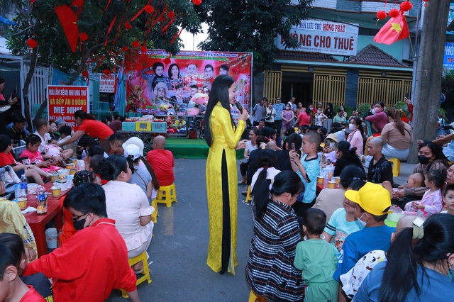 Hoa hậu Dạ Minh Châu biểu diễn nghệ thuật, trao quà cho trẻ mắc bệnh ung thư - Ảnh 2.