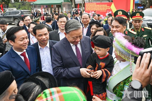 Tổng Bí thư Tô Lâm gặp gỡ nhân dân Cao Bằng: Kỷ niệm 96 năm Đảng Cộng sản Việt Nam - Ảnh 1. Tổng Bí thư Tô Lâm gặp gỡ nhân dân Cao Bằng: Kỷ niệm 96 năm Đảng Cộng sản Việt Nam - Ảnh 1.