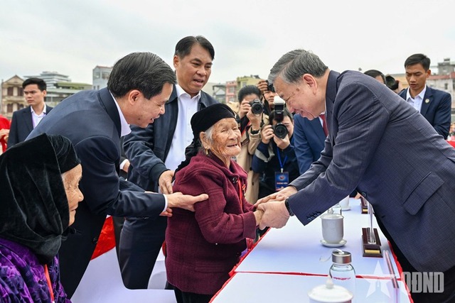 Tổng Bí thư Tô Lâm gặp gỡ nhân dân Cao Bằng: Kỷ niệm 96 năm Đảng Cộng sản Việt Nam - Ảnh 2. Tổng Bí thư Tô Lâm gặp gỡ nhân dân Cao Bằng: Kỷ niệm 96 năm Đảng Cộng sản Việt Nam - Ảnh 2.