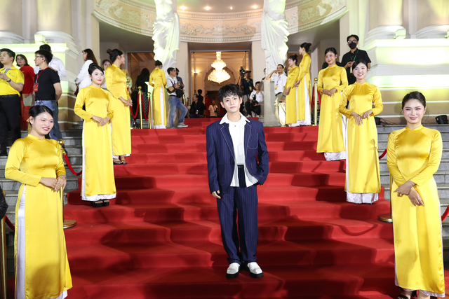 Thảm đỏ Mai V&agrave;ng lần thứ 31: Đo&agrave;n l&agrave;m phim "Mưa đỏ" đến sớm - Ảnh 1.