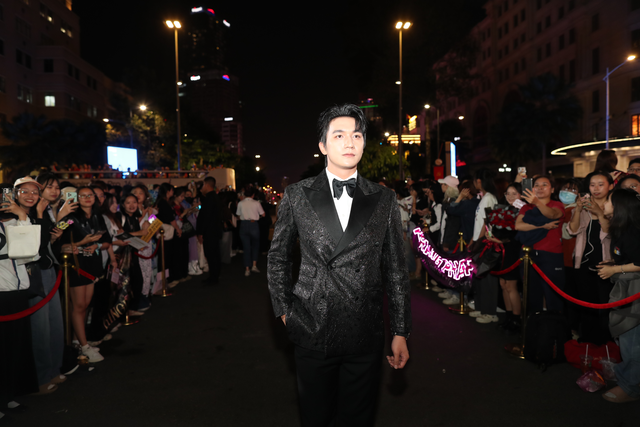 Thảm đỏ Mai V&agrave;ng lần thứ 31: Đo&agrave;n l&agrave;m phim "Mưa đỏ" đến sớm - Ảnh 2.