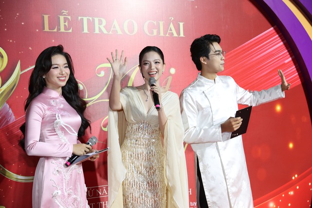 Thảm đỏ Mai V&agrave;ng lần thứ 31: Đo&agrave;n l&agrave;m phim "Mưa đỏ" đến sớm - Ảnh 3.