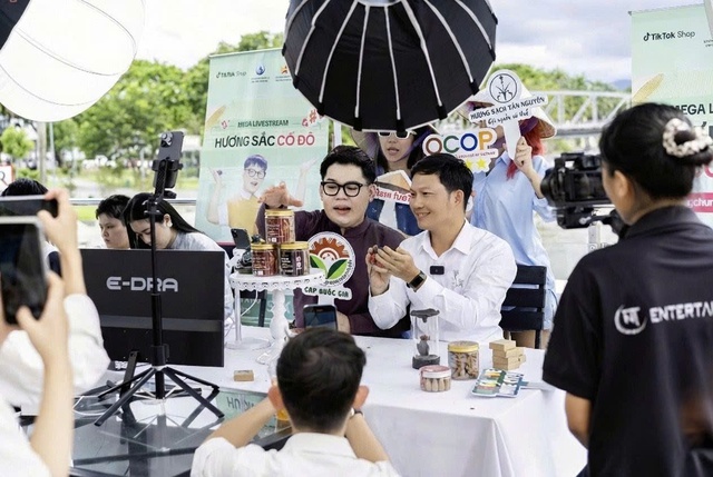 Mùa Tết, đưa nhang – trầm xứ Huế bứt phá trên TikTok Shop - Ảnh 1.