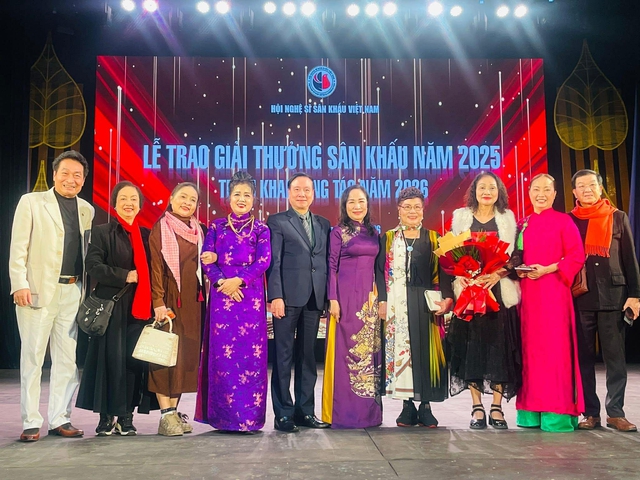 Minh Nhí, Tuyết Thu, Võ Thanh Liêm được vinh danh tại Lễ trao giải thưởng Sân khấu năm 2025 - Ảnh 4.