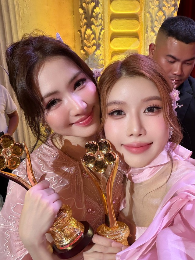 Trang Pháp bật khóc với cúp Mai Vàng dành cho Mãi là người Việt Nam  - Ảnh 4.