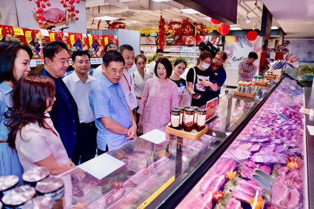 Nửa đêm ở chợ đầu mối TP HCM trước Tết Bính Ngọ 2026 - Ảnh 14. Nửa đêm ở chợ đầu mối TP HCM trước Tết Bính Ngọ 2026 - Ảnh 14.