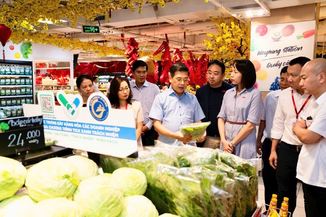 Nửa đêm ở chợ đầu mối TP HCM trước Tết Bính Ngọ 2026 - Ảnh 13. Nửa đêm ở chợ đầu mối TP HCM trước Tết Bính Ngọ 2026 - Ảnh 13.