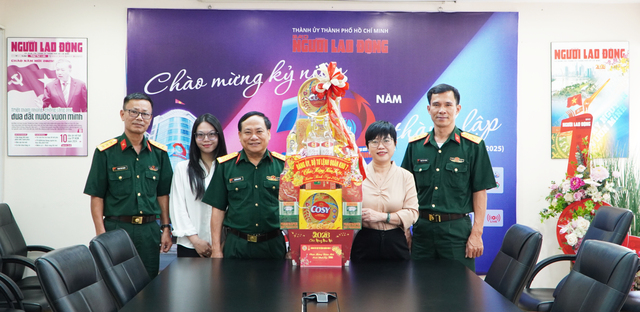 Quân khu 7 chúc Tết Báo Người Lao Động - Ảnh 1.