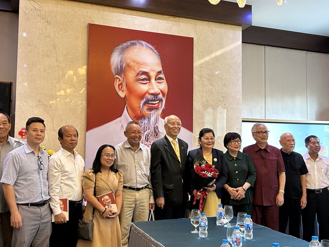 "Người đi muôn trùng non nước": - Ảnh 3.