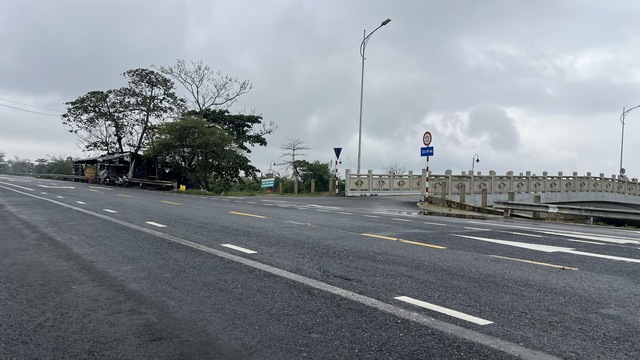 Đường gom cầu Mỹ An bị bóp chẹt Vì hộ dân lấn chiếm đất tái định cư - Ảnh 3. Đường gom cầu Mỹ An bị bóp chẹt Vì hộ dân lấn chiếm đất tái định cư - Ảnh 3.