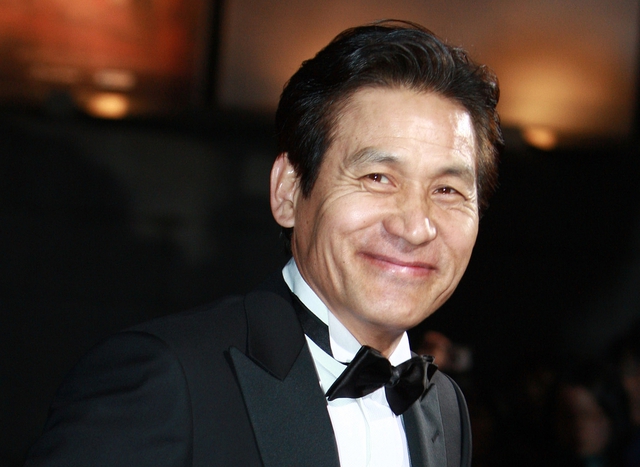 Tài tử Lee Jung-Jae, Jung Woo-sung túc trực đám tang của Ahn Sung-ki - Ảnh 3.