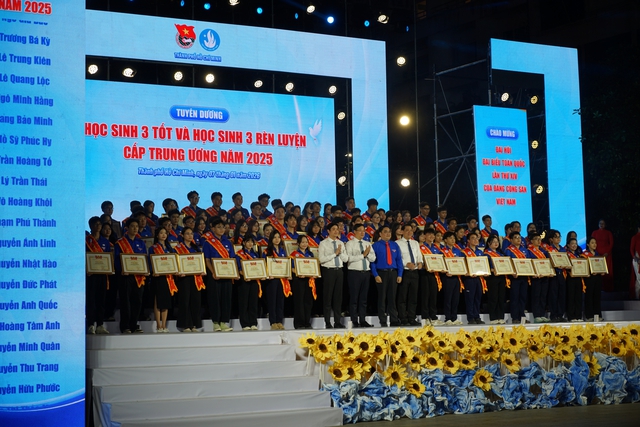 Hơn 2.000 học sinh, sinh viên TP HCM đồng diễn “Khát vọng vươn mình” - Ảnh 6.