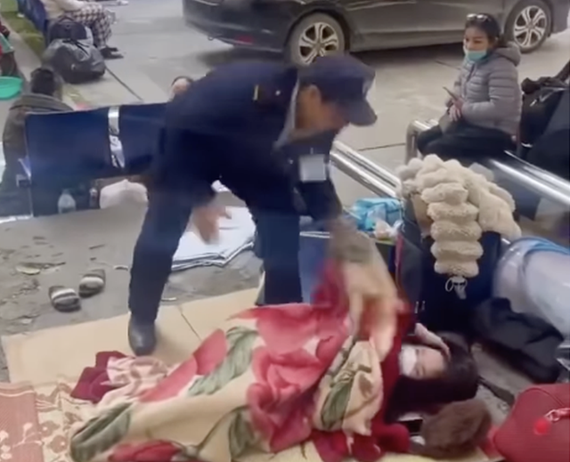 Bệnh viện Bạch Mai yêu cầu thôi việc bảo vệ vì hành động ném chăn người nhà bệnh nhân - Ảnh 1.