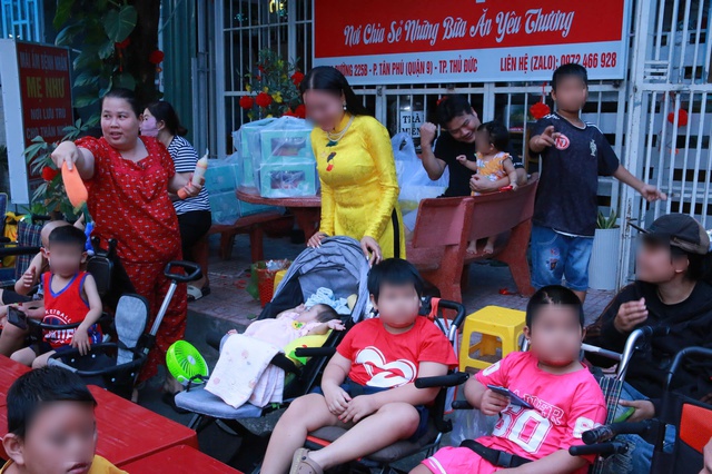 Hoa hậu Dạ Minh Châu biểu diễn nghệ thuật, trao quà cho trẻ mắc bệnh ung thư - Ảnh 4.