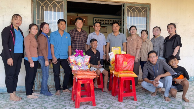 Cán bộ Công đoàn chung tay giúp hộ gia đình chính sách đón xuân - Ảnh 1.