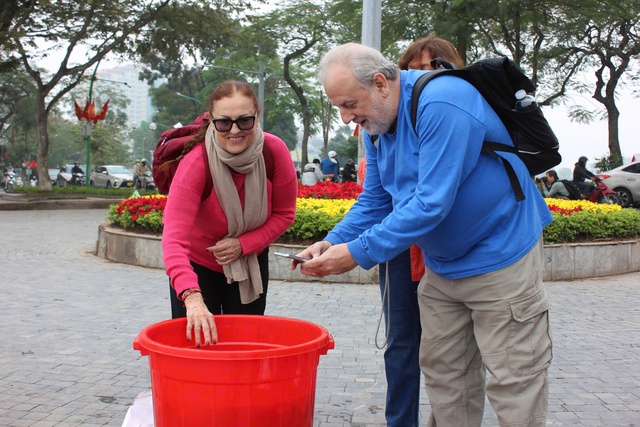 Kh&aacute;ch t&acirc;y th&iacute;ch th&uacute; với phong tục thả c&aacute; ch&eacute;p để tiễn &ocirc;ng C&ocirc;ng, &ocirc;ng T&aacute;o về trời - Ảnh 5.