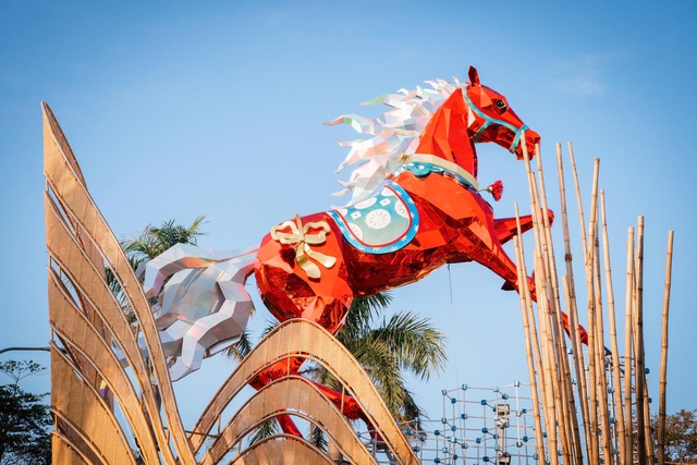 Linh vật ngựa Đắk Lắk tỏa s&aacute;ng tại đường hoa xu&acirc;n tuy h&ograve;a 2026 - Ảnh 8.