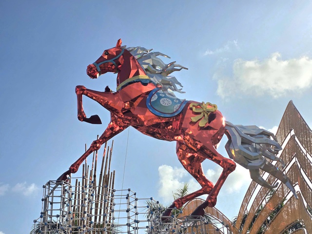 Linh vật ngựa Đắk Lắk tỏa s&aacute;ng tại đường hoa xu&acirc;n tuy h&ograve;a 2026 - Ảnh 2.